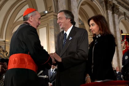 Nestor y Cristina Kirchner saludan al cardenal Bergoglio durante el Tedeum en la Catedral Metropolitana, el 25 de abril de 2005