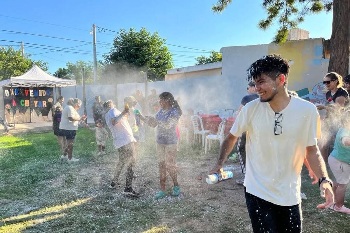 Néstor y varios chicos de hogares durante una festividad popular riojana que fusiona el carnaval con el agradecimiento por la cosecha