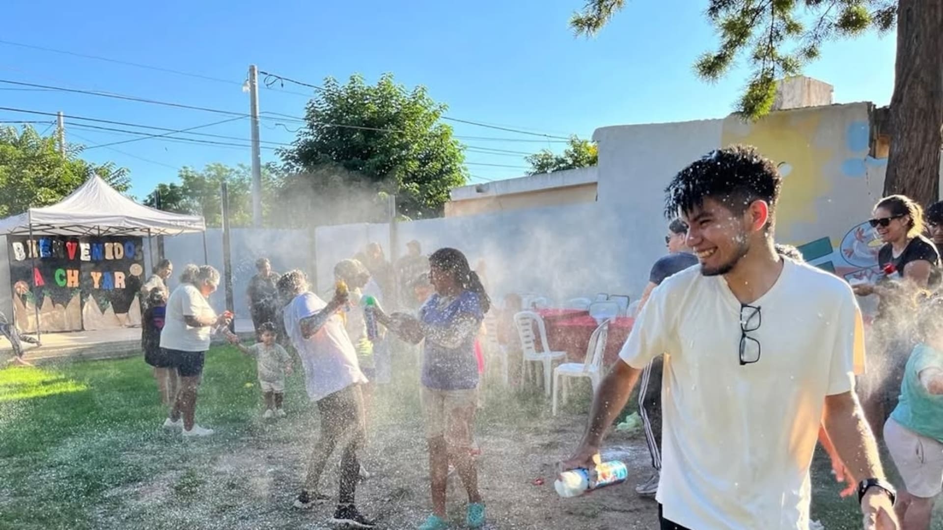 Néstor y varios chicos de hogares durante una festividad popular riojana que fusiona el carnaval con el agradecimiento por la cosecha