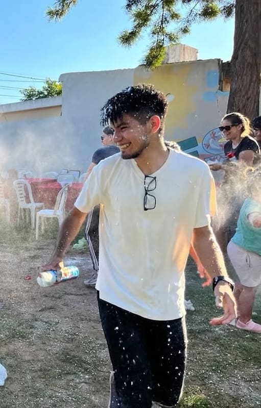 Néstor y varios chicos de hogares durante una festividad popular riojana que fusiona el carnaval con el agradecimiento por la cosecha