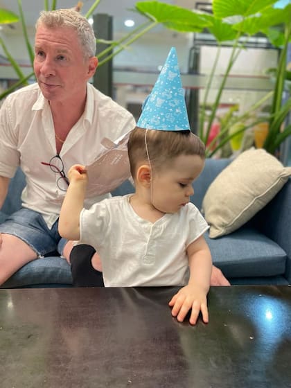Néstor Zennaro (62), con su hijo Lucca, de 2 años