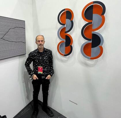 Néstor Zonana, director de Pabellón 4, con obra de Jimena Fuertes