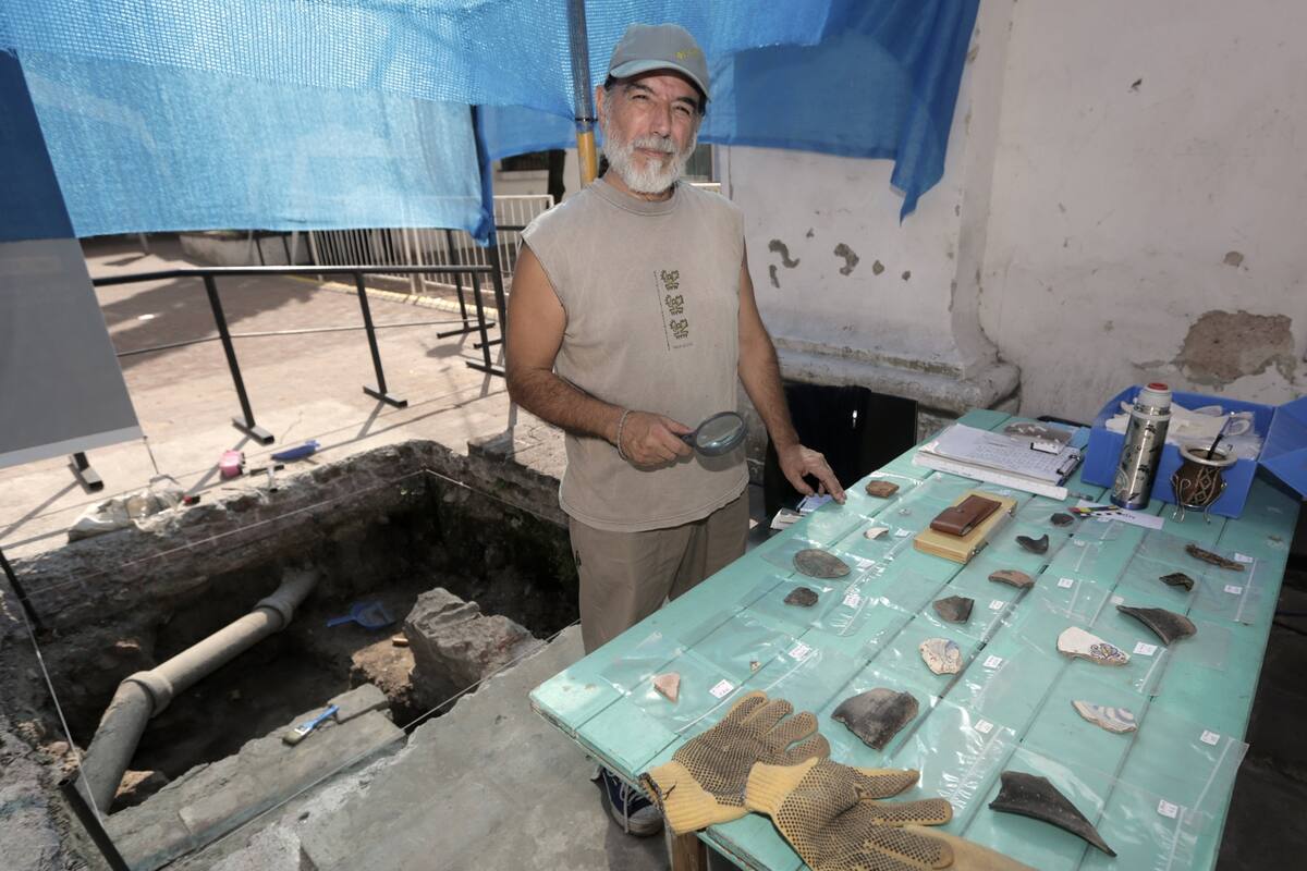 Néstor Zubeldía al área excavada y algunos de los objetos encontrados