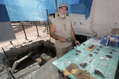 Néstor Zubeldía al área excavada y algunos de los objetos encontrados