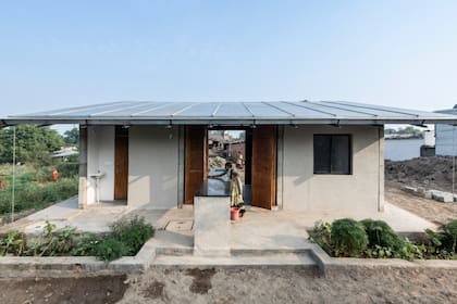 Net-Zero Home es una casa prefabricada en India que funciona únicamente con energía solar y produce más energía de la que consume
