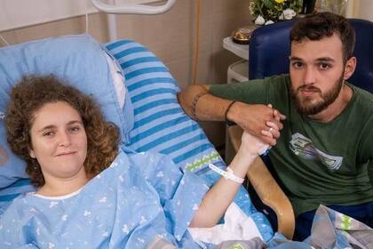 Neta junto a su novio Santiago en un hospital de Tel Aviv, donde se recupera de los disparos que sufrió