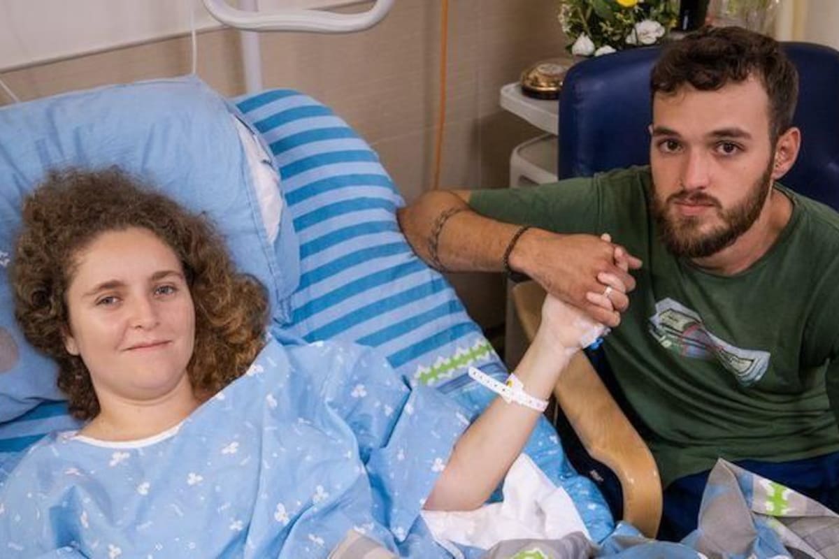 Neta junto a su novio Santiago en un hospital de Tel Aviv, donde se recupera de los disparos que sufrió