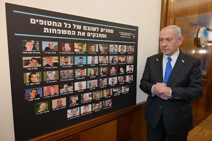 Netanyahu con un cartel de los rehenes, antes de la reunión de gabinete