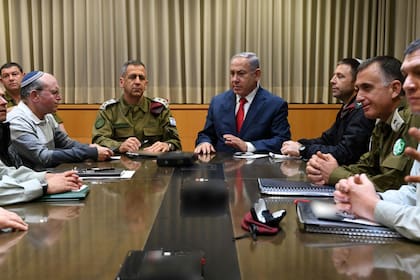Netanyahu en una reunión con su gabinete de seguridad; el primer ministro necesita el apoyo del parlamento para llevar a cabo el plan