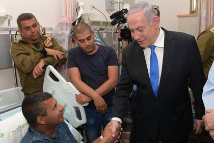 Netanyahu visitó ayer a uno de los heridos durante los choques en la frontera con la Franja de Gaza