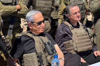 Netanyahu y el ministro de Defensa israelí, Israel Katz, observan operaciones de las Fuerzas de Defensa de Israel (FDI) en el monte Hermón, cerca de la frontera entre Israel y Siria