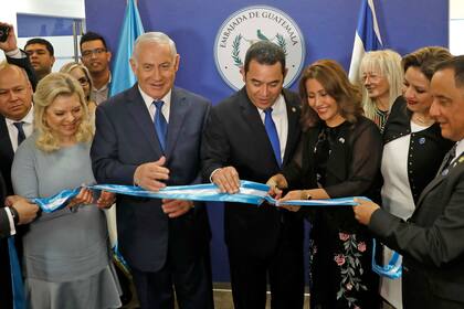 Netanyahu y Morales, acompañados de sus mujeres, cortan la cinta de la embajada de Guatemala en Jerusalén