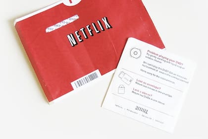 Netflix comenzó a operar hace 25 años ofreciendo un servicio de distribución de películas en DVD por correo; la compañía dará de baja el servicio a fin de septiembre