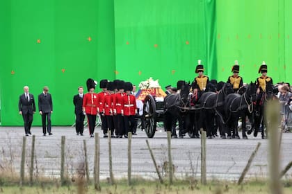 Netflix dio a conocer algunas imágenes de la filmación del funeral de Lady Di que se verán recién en la sexta temporada de la serie
