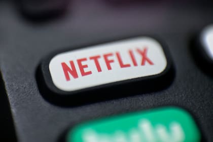 Netflix sufrió su primera pérdida de suscriptores en más de una década, lo que hizo que sus acciones se desplomaran 25% en el intercambio vespertino de acciones el 19 de abril de 2022 ante los temores de que la pionera de streaming podría haber pasado ya sus mejores días. (Foto AP/Jenny Kane, archivo)