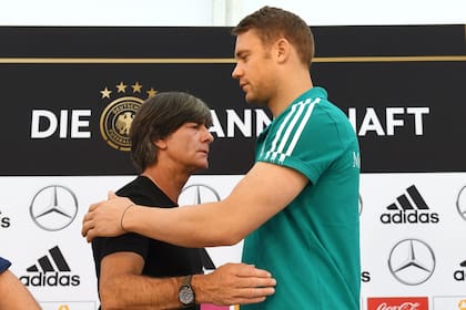Neuer se abraza con el técnico Löw