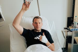 Neuer se fracturó una pierna esquiando
