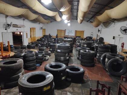 Neumáticos decomisados en Zárate por la Gendarmería.