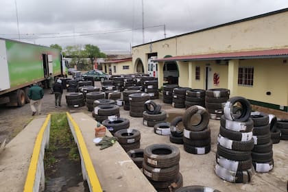 Neumáticos y otras mercaderías decomisadas por la Gendarmería en la entrada de la ciudad bonaerense de Pergamino