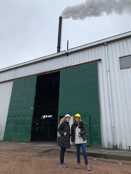 Neuquén. El viaje que cambió el destino de la empresa familiar. Ornella y Mora Basilotta en la tratadora de residuos de Añelo.