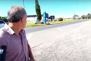 Neuquén: un funcionario explicaba el uso de los tótems viales para disuadir a los automovilistas y un auto chocó de frente contra uno de los equipos
