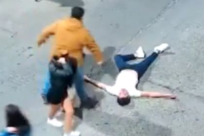 Neuquén: un joven quedó inconsciente tras recibir una brutal golpiza a la salida de un boliche