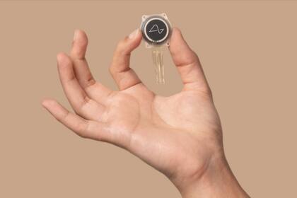 Neuralink dice que probó con éxito en un segundo voluntario su chip, que se inserta en el cerebro y permite controlar una computadora con la mente