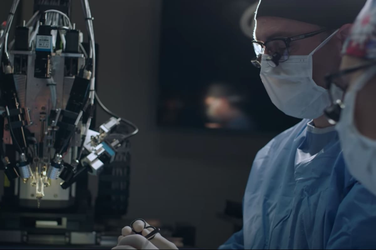 Neuralink tiene como objetivo lograr la integración de una interfaz cerebro-máquina para facilitar la comunicación a las personas que tienen discapacidades específicas o enfermedades neurológicas