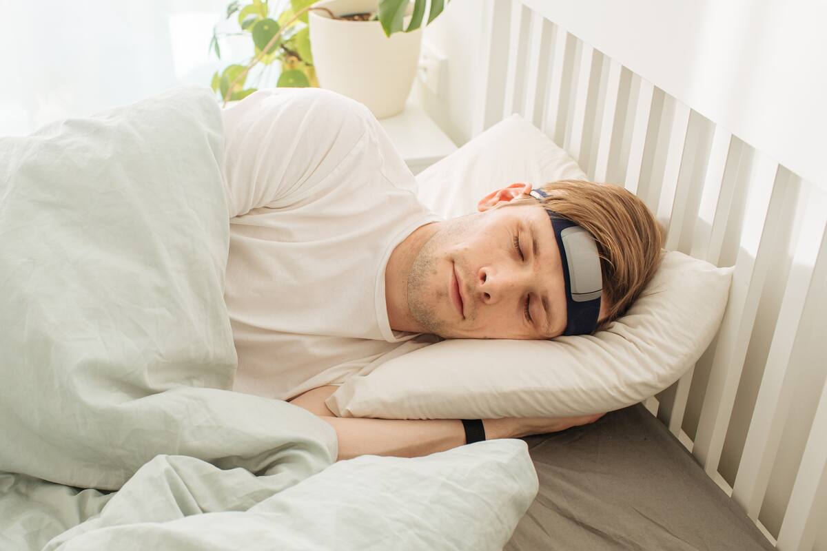 NeuroAcoustics, una empresa fundada por tres argentinos, está desarrollando una vincha inteligente diseñada para mejorar el sueño y, por ende, el bienestar de las personas