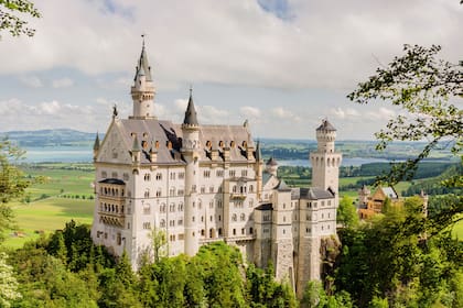Neuschwanstein está muy cerca de la frontera con Austria, por lo tanto es una excursión que se realiza tanto desde Múnich como desde Innsbruck o Salzburgo