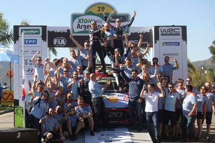 Neuville y todo el Hyundai Motosport, el equipo ganador del Rally de la Argentina