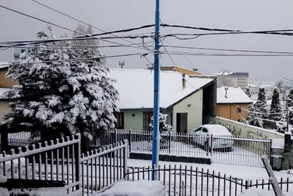 Una moderada nevada en Ushuaia sorprende a los habitantes en plena primavera