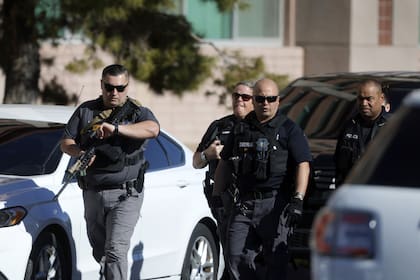 Oficiales de la Policía Estatal de Nevada se dirigen al campus de la Universidad de Nevada, Las Vegas, después de informes de un tirador activo