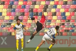 Gabriel Neves cayó mal y tuvo que salir en ambulancia