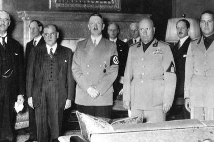 Neville Chamberlain, Edouard Daladier, Adolf Hitler, Benito Mussolini y el conde Ciano en la Conferencia de Múnich de 1938