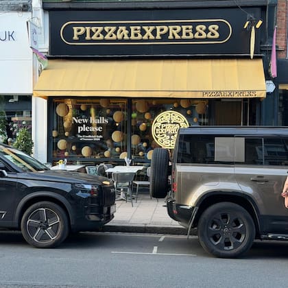 "New balls please", un de las frases más tenísticas inscripta en la vidriera de una pizzería
