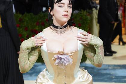 Billie Eilish luce un corset en la gala del  Museo Metropolitano de Arte