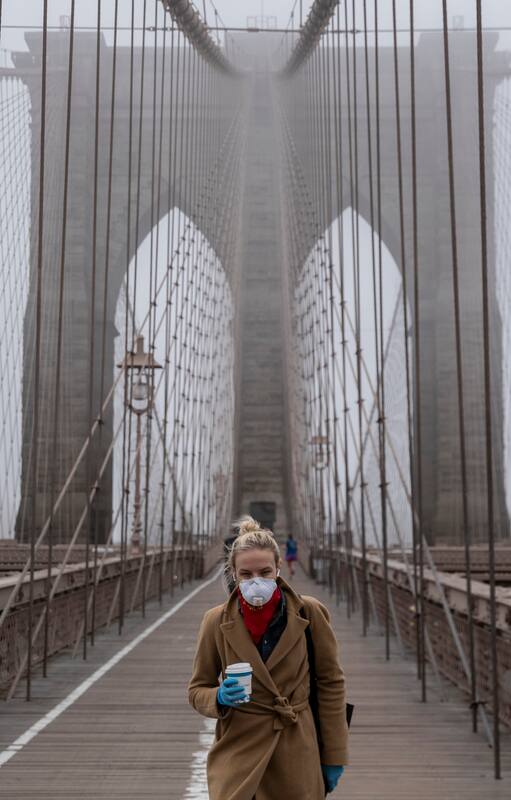 Una mujer cruza el Puente de Brooklyn durante la pandemia; el confinamiento ayudó a multiplicar premisas erradas