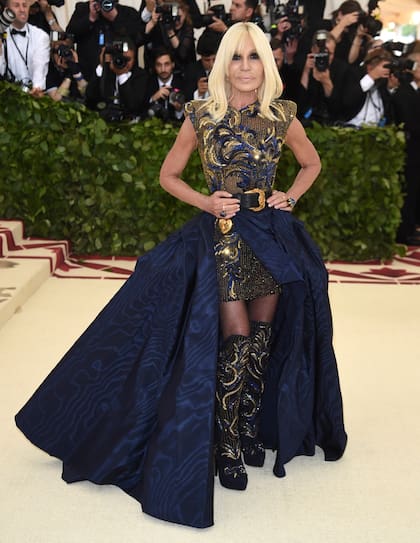 Volúmenes y bordados en azul y oro para la diseñadora italiana, Donatella Versace, que ofició de anfitriona