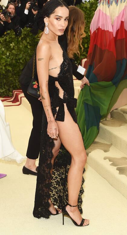 Zoe Kravitz, de encaje negro y escotada