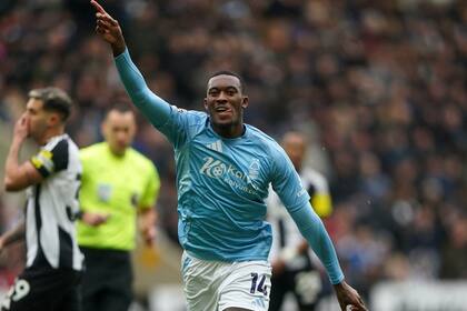 Newcastle frena remontada del Forest y gana 4-3 antes del choque entre Man City y Liverpool