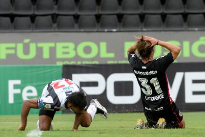 Cacciabue, mediocampista de Newells, se agarra la cabeza porque su remate dio en el travesaño