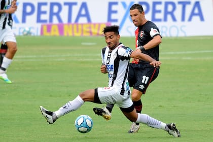 Maxi Rodríguez remata; la Fiera fue la figura de Newells en el triunfo ante Central Córdoba 3-1