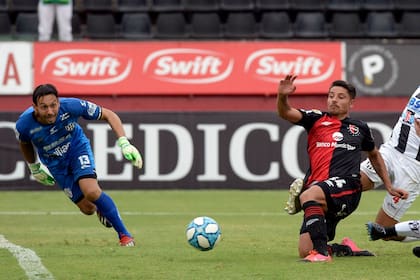 Sebastián Palacios toca de zurda al gol; fue el 1-0 de Newells ante Central Córdoba, en Rosario