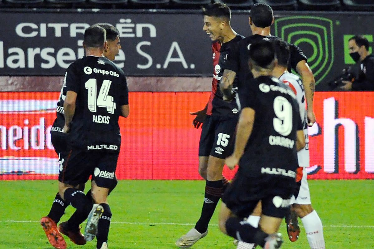 Newell's festeja el 1 a 0 facilitado por un delantero rival pero propiciado por el extraño esquema que dispone en los saques de esquina: una montonera cerca del arco y un envío cerrado.