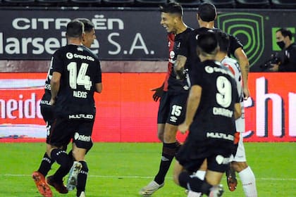 Newell's festeja el 1 a 0 facilitado por un delantero rival pero propiciado por el extraño esquema que dispone en los saques de esquina: una montonera cerca del arco y un envío cerrado.