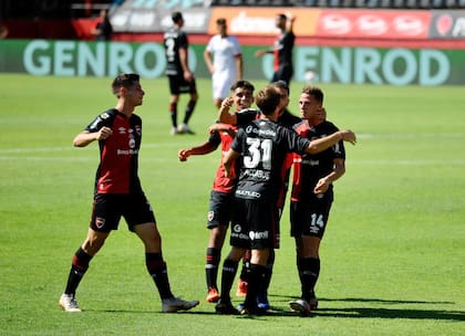 Newells vs Huracán. Festejo del segundo gol de Newells