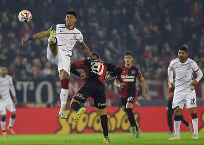 Newell's y San Lorenzo en el Parque de la Independencia; los hinchas rojinegros se ilusionaron con la presencia de Messi en el estadio Marcelo Bielsa, pero el 10 finalmente no concurrió.