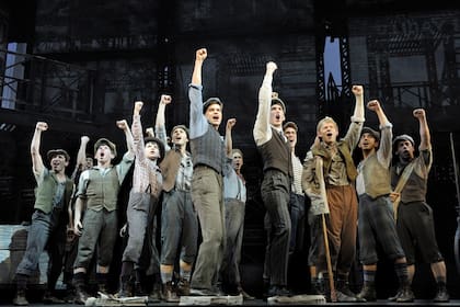 Newsies, de Disney, con Jeremy Jordan al frente del juvenil elenco