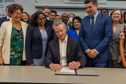 Newsom aprobó la ley propuesta por el senador Steven Choi